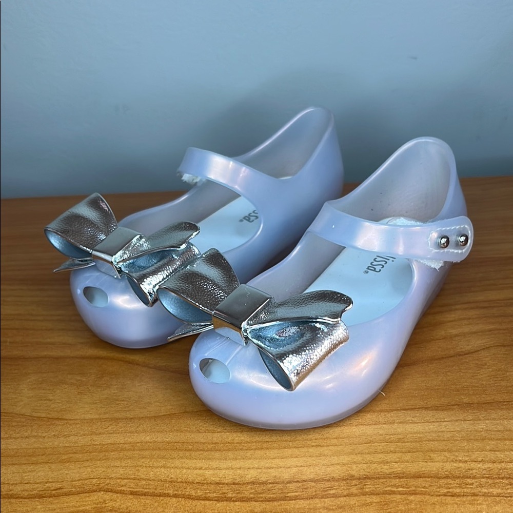 Mini Melissa baby toddler rubber flats with silver bow detail 
EUC size 5